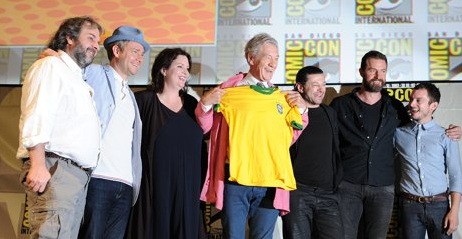 Peter Jackson, Martin Freeman, Philippa Boyens, Sir Ian McKellen, Andy Serkis, Richard Armitage y Elijah Wood posan en Comic-Con. McKellen recibió una camiseta de la selección de fútbol de Brasil de parte de un fan